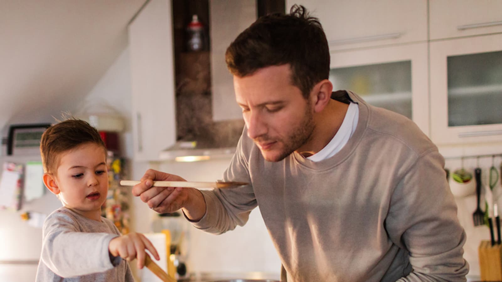 Kitchen Stories boy and dad kansi karuselli